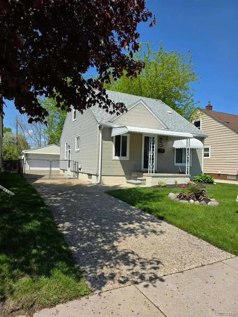 29571 Kelly Road Roseville City MI 48066