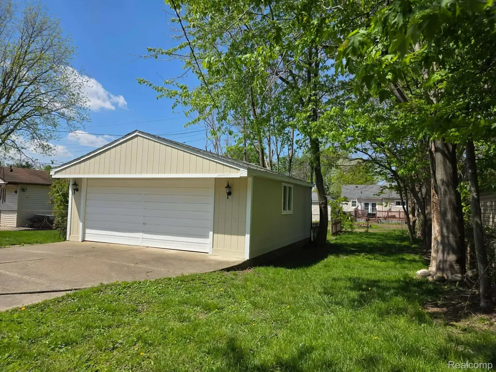 29571 Kelly Road Roseville City MI 48066