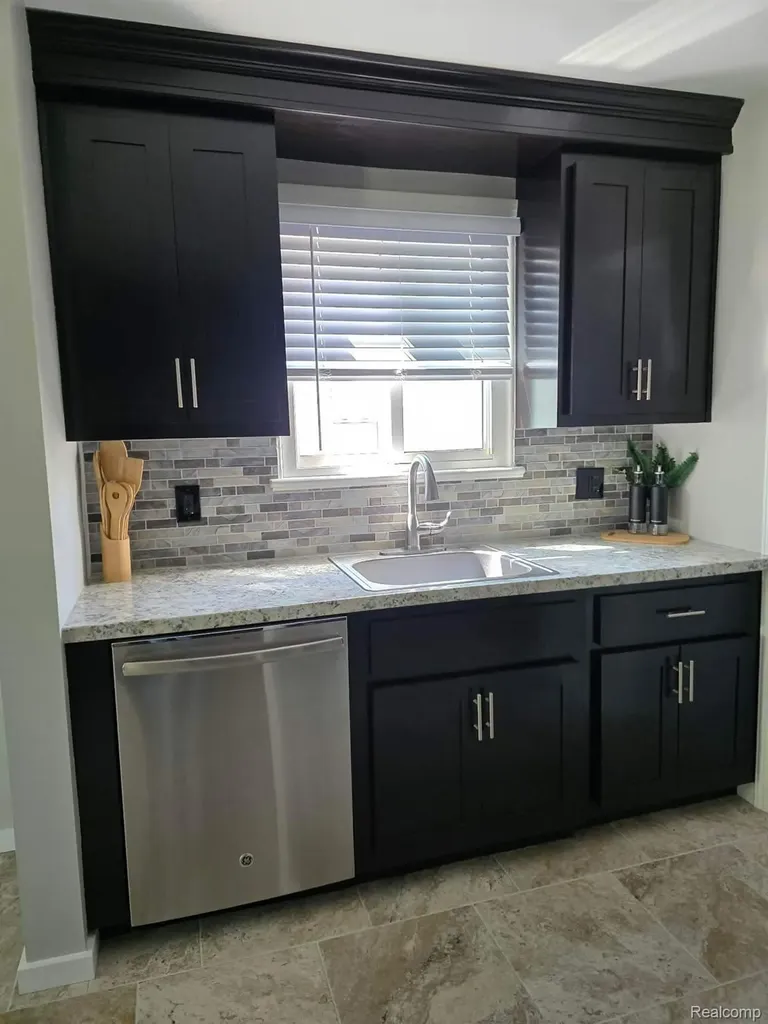 29571 Kelly Road Roseville City MI 48066