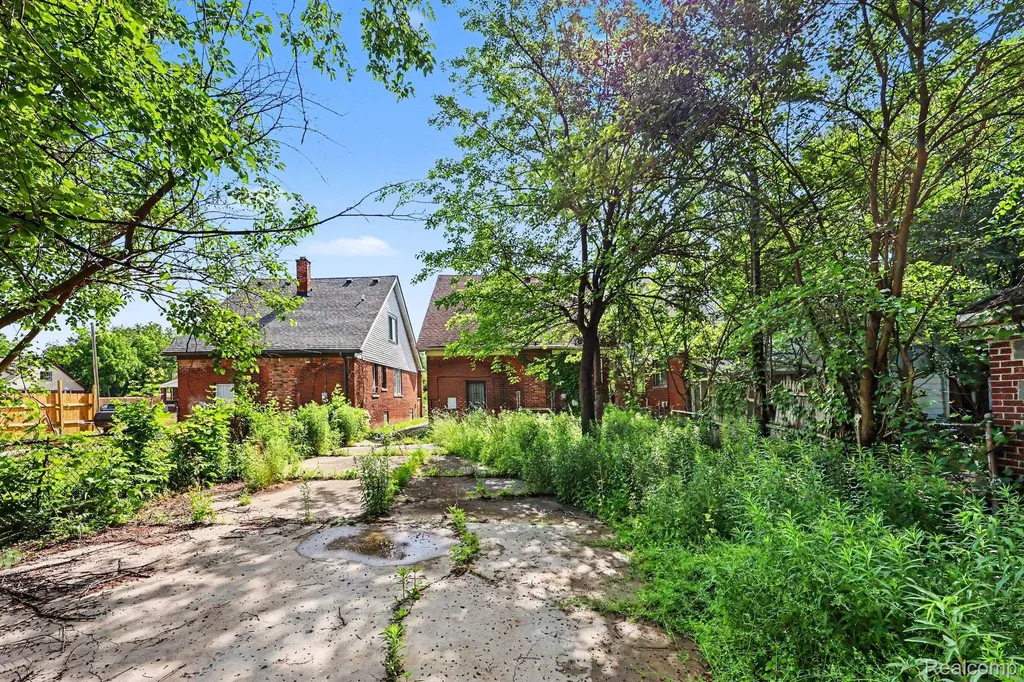 19539 Hickory Street Detroit City MI 48205