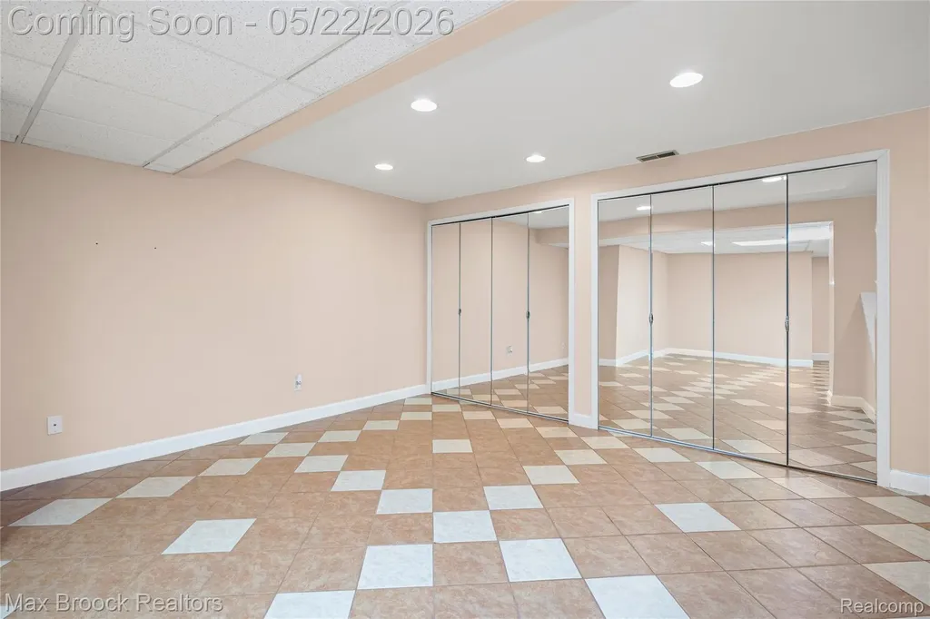 39456 Squire Road Novi City MI 48375