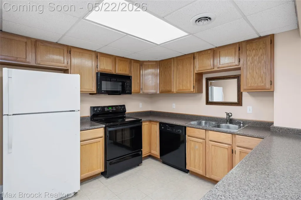 39456 Squire Road Novi City MI 48375