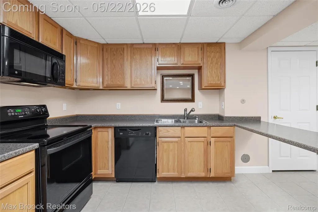 39456 Squire Road Novi City MI 48375