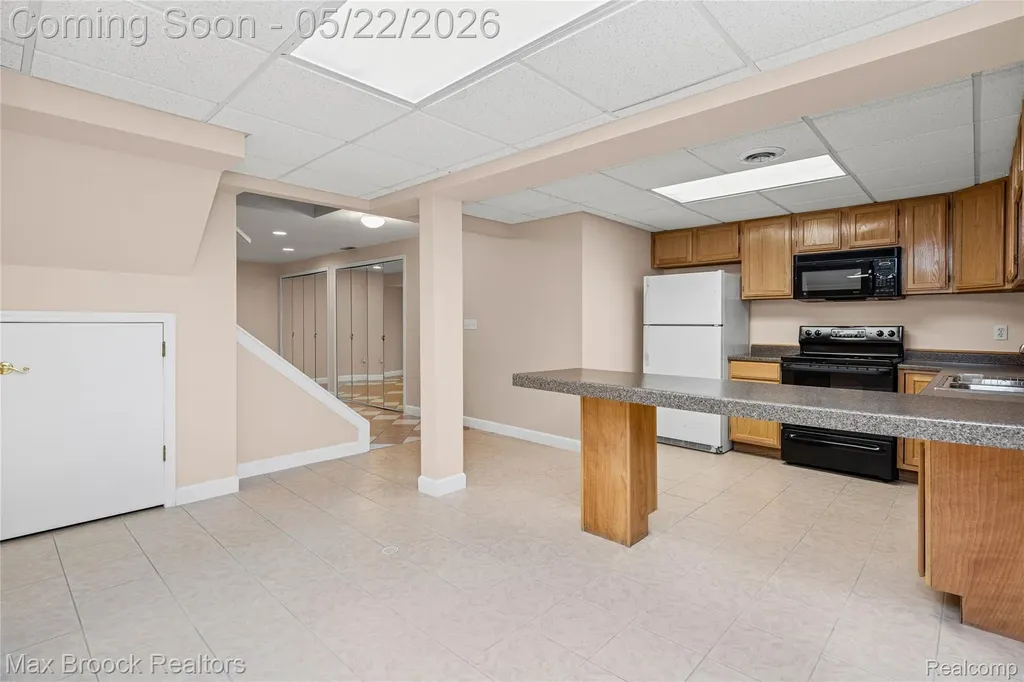 39456 Squire Road Novi City MI 48375