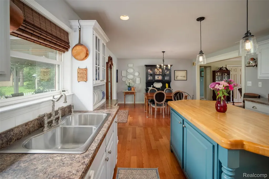 9404 River Road Algonac City MI 48001
