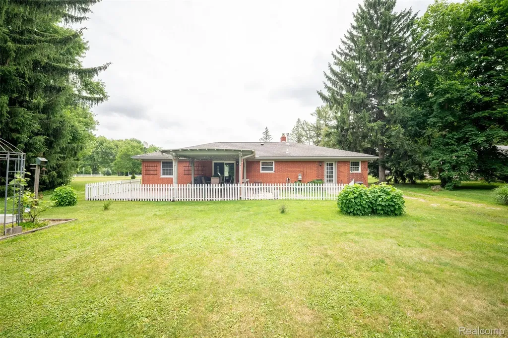 9404 River Road Algonac City MI 48001