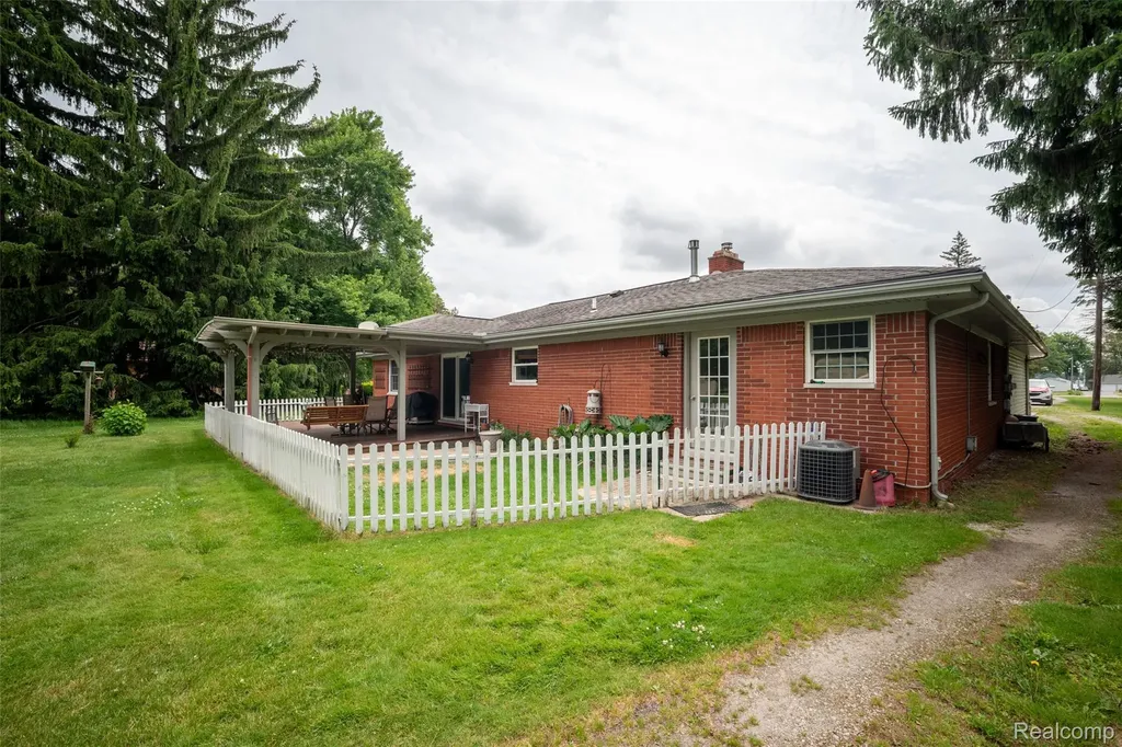 9404 River Road Algonac City MI 48001