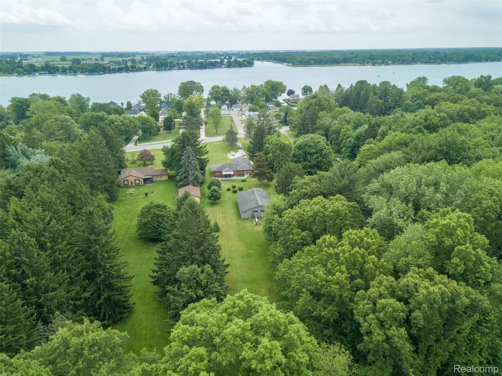 9404 River Road Algonac City MI 48001