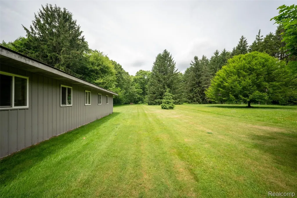 9404 River Road Algonac City MI 48001