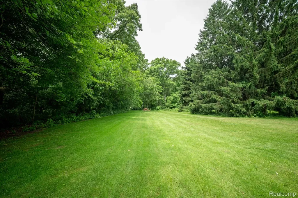 9404 River Road Algonac City MI 48001