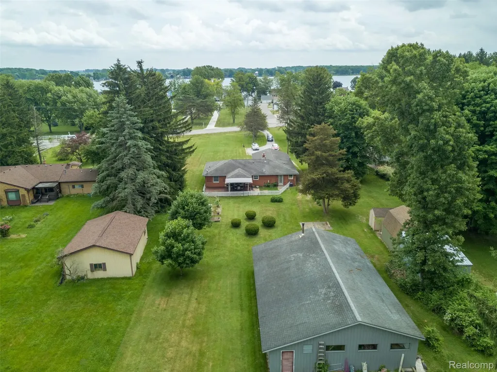 9404 River Road Algonac City MI 48001