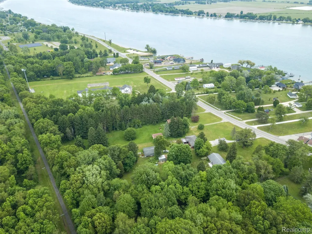 9404 River Road Algonac City MI 48001