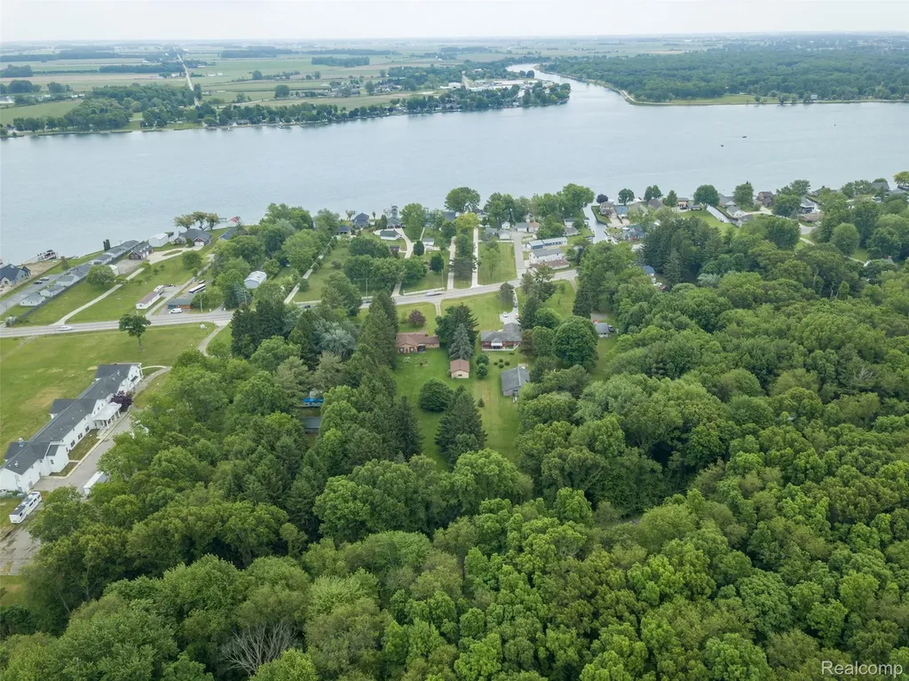 9404 River Road Algonac City MI 48001