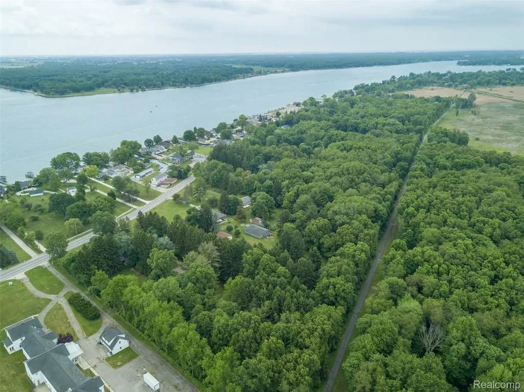 9404 River Road Algonac City MI 48001