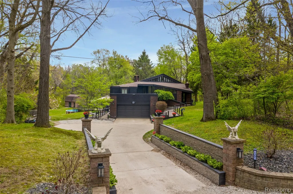 1751 Bird Road Groveland Township MI 48462