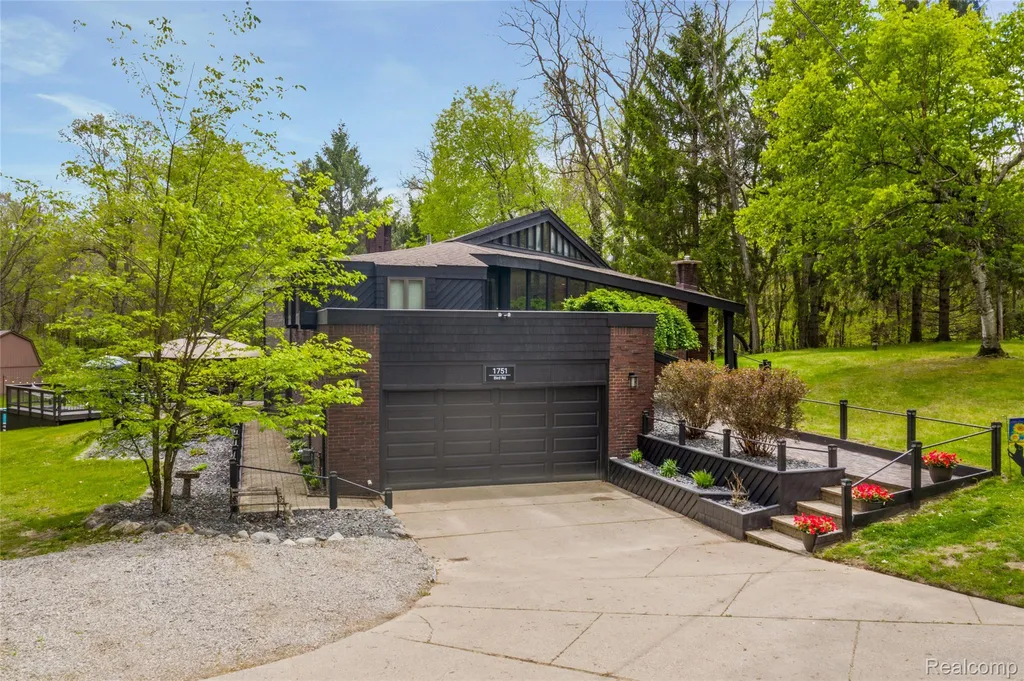 1751 Bird Road Groveland Township MI 48462