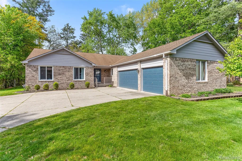 27900 Whitcomb Street Livonia City MI 48154
