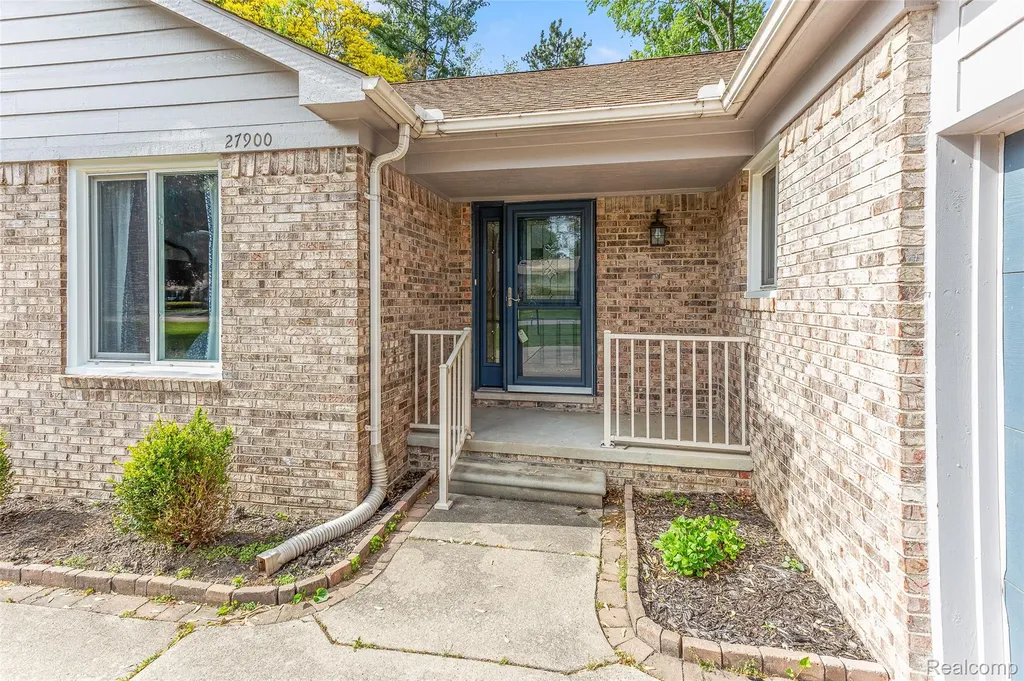 27900 Whitcomb Street Livonia City MI 48154