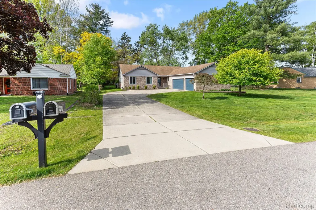 27900 Whitcomb Street Livonia City MI 48154