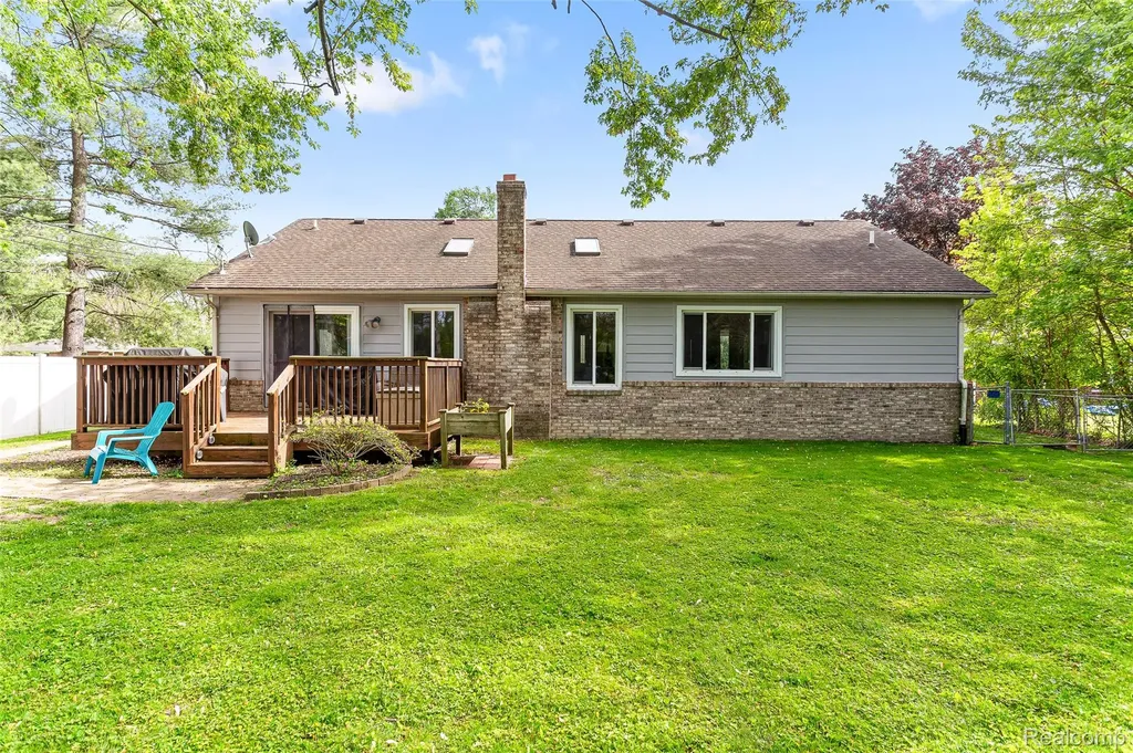 27900 Whitcomb Street Livonia City MI 48154
