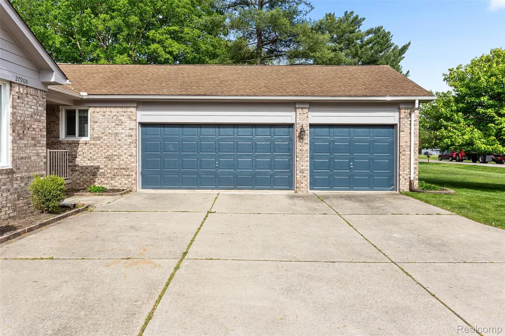 27900 Whitcomb Street Livonia City MI 48154