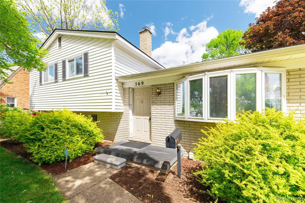 569 Hendrickson Boulevard Clawson City MI 48017