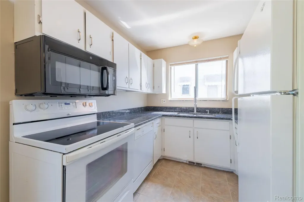 569 Hendrickson Boulevard Clawson City MI 48017