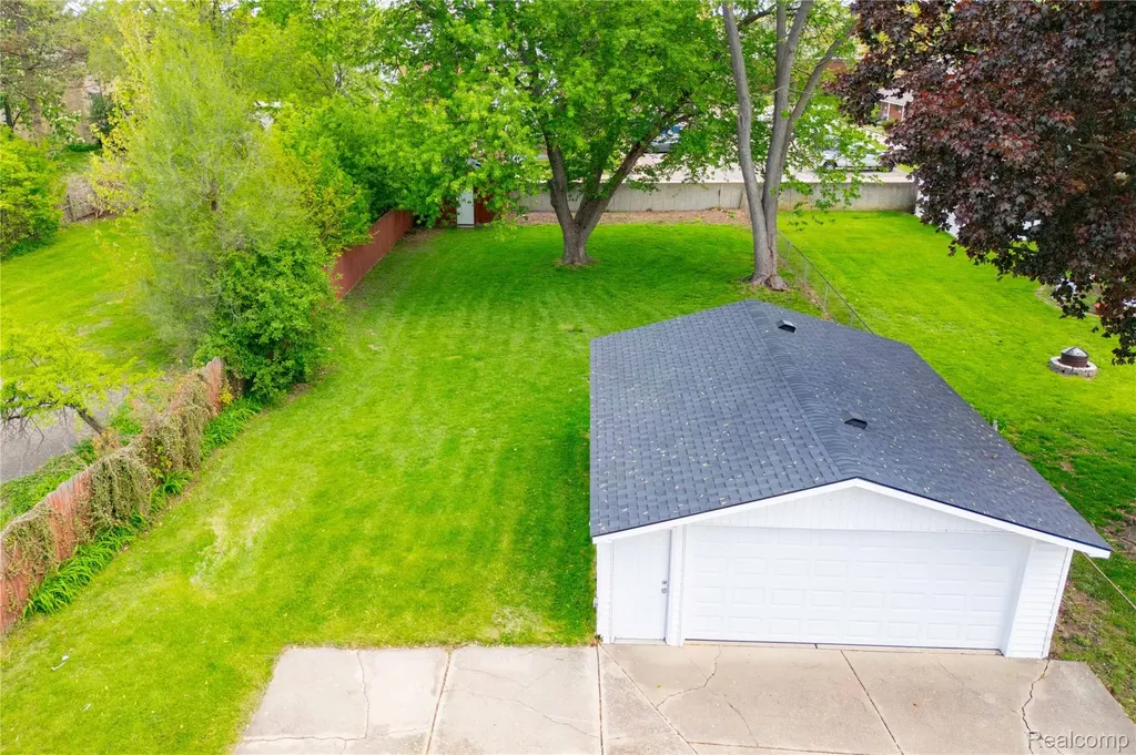 569 Hendrickson Boulevard Clawson City MI 48017
