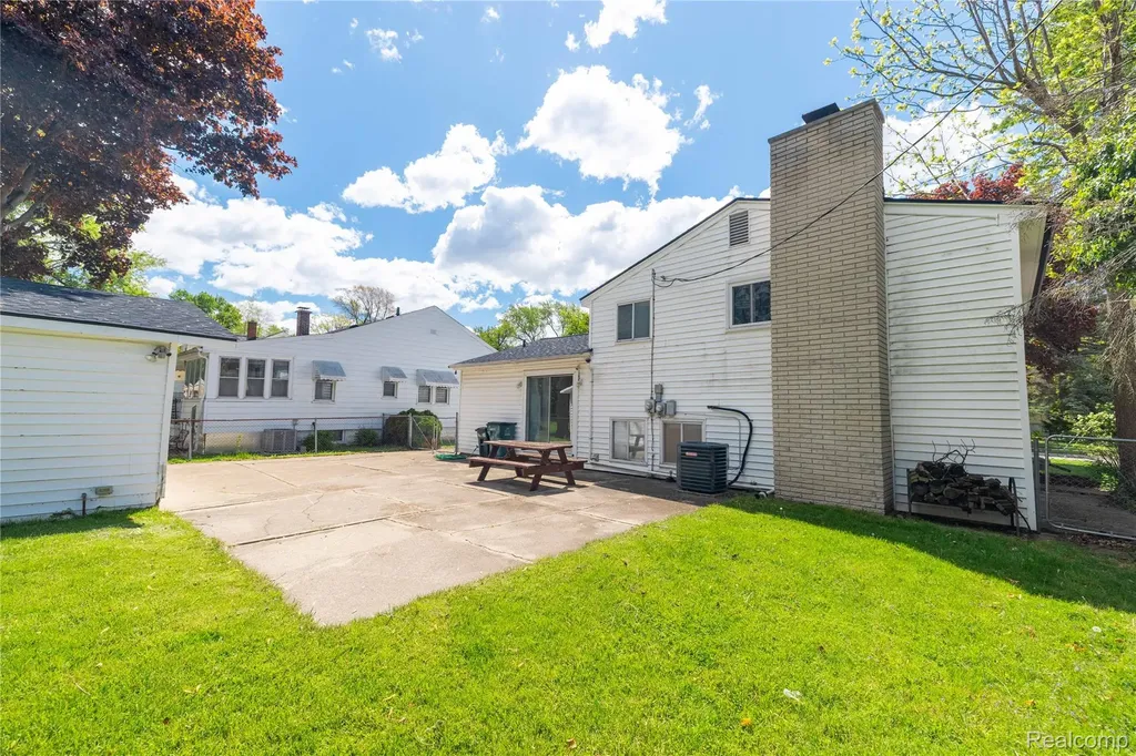 569 Hendrickson Boulevard Clawson City MI 48017