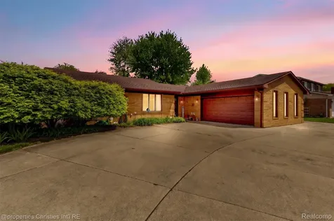38324 Santa Anna Street Clinton Charter Township MI 48036