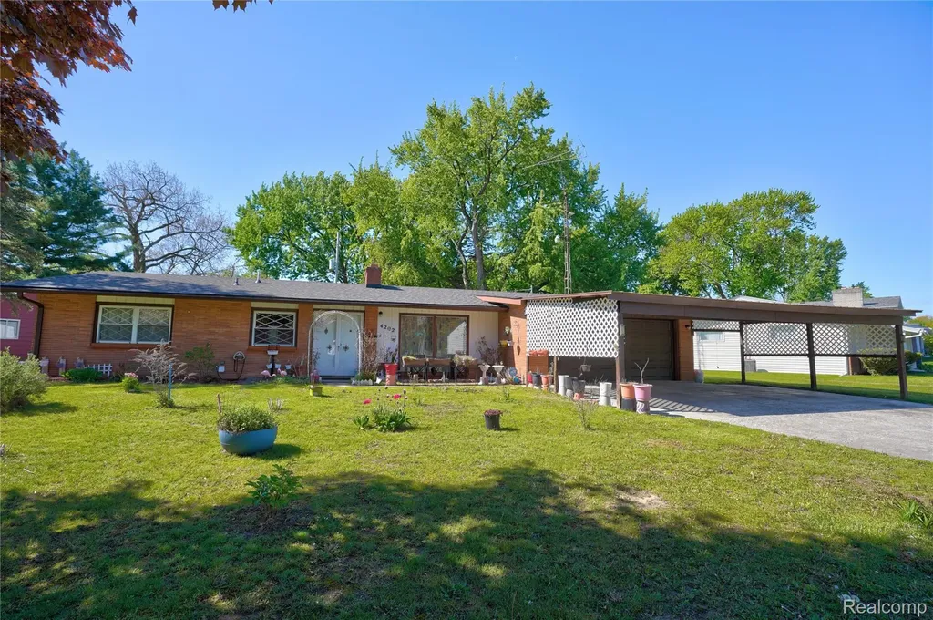 4202 Greenbrook Lane Flint City MI 48507