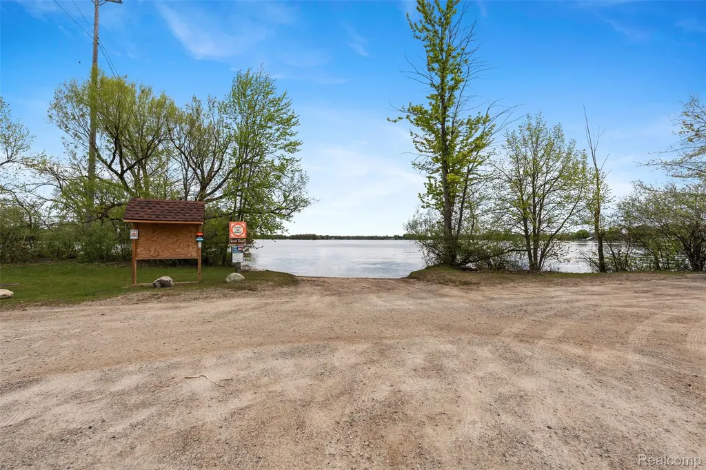2472 Tackles Drive White Lake Charter Township MI 48386