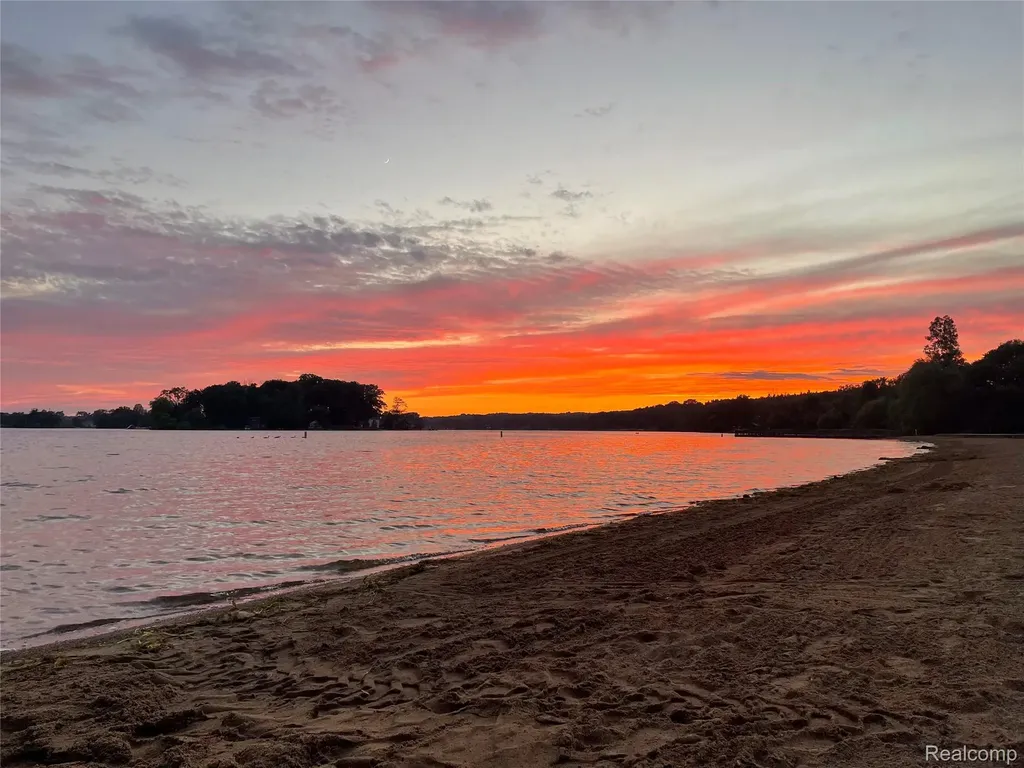 2472 Tackles Drive White Lake Charter Township MI 48386