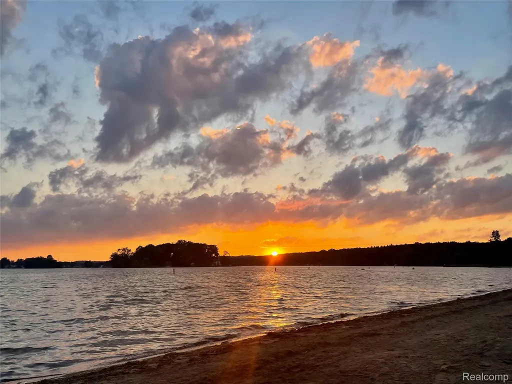 2472 Tackles Drive White Lake Charter Township MI 48386