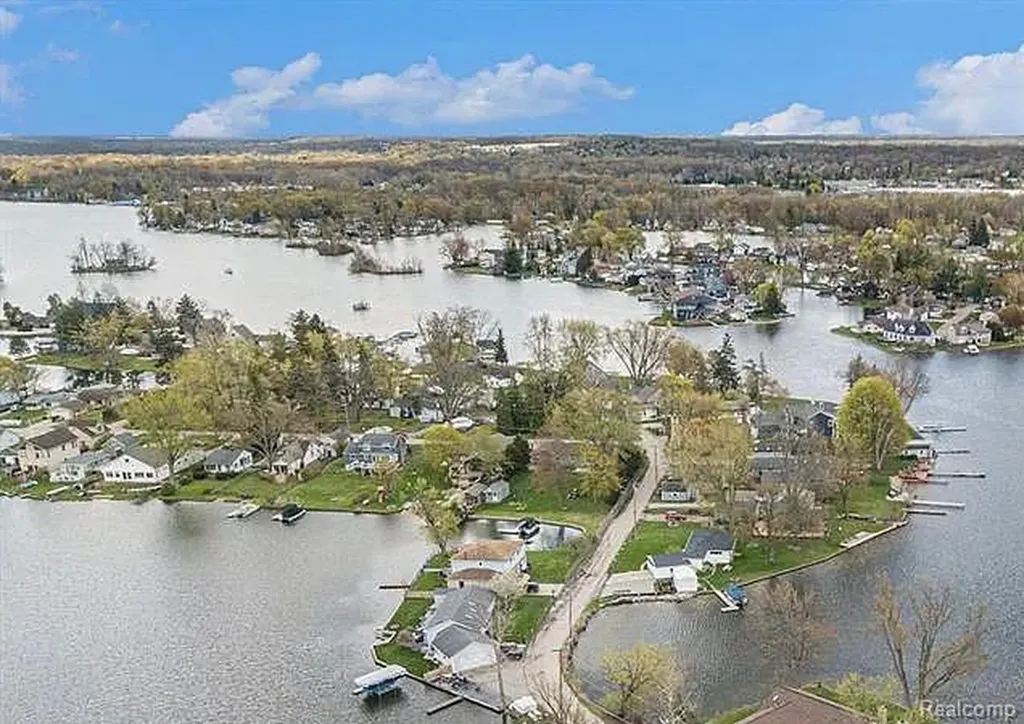 2472 Tackles Drive White Lake Charter Township MI 48386