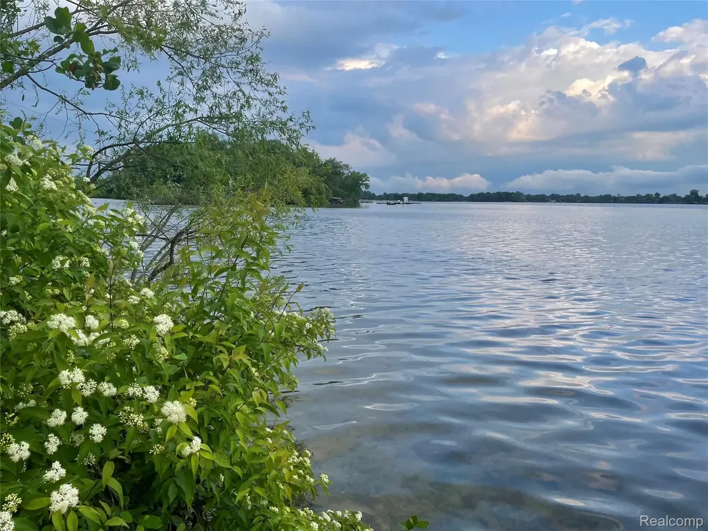 2472 Tackles Drive White Lake Charter Township MI 48386