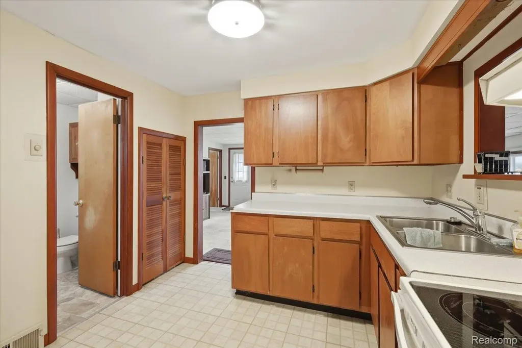 2811 Orange Grove Road Waterford Charter Township MI 48329
