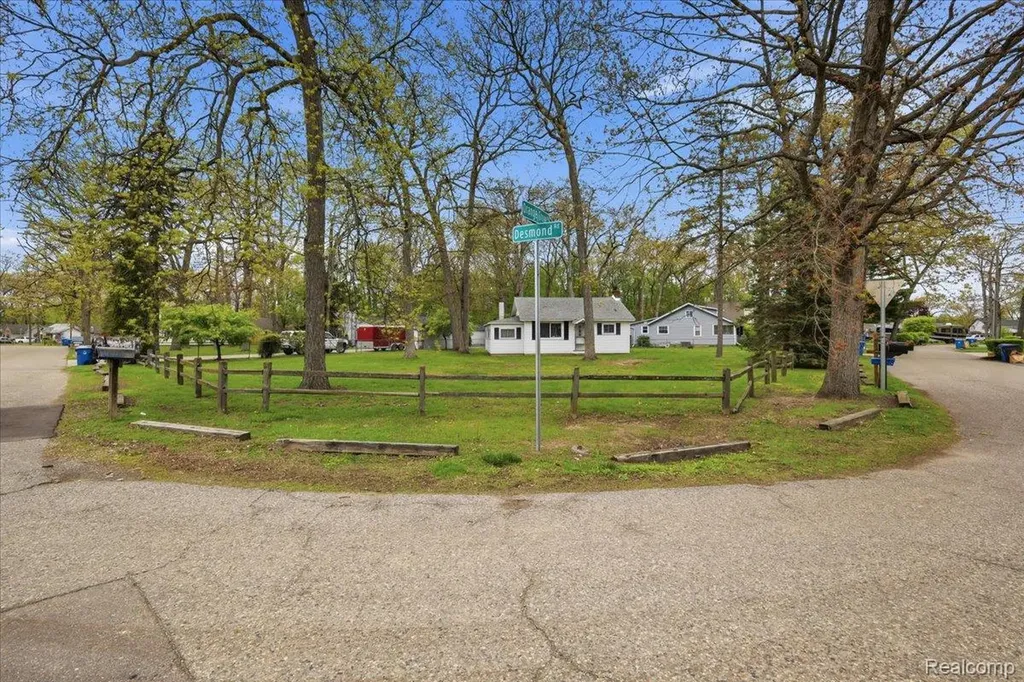 2811 Orange Grove Road Waterford Charter Township MI 48329