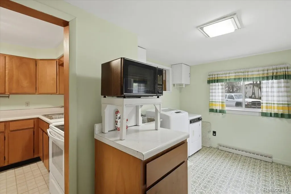 2811 Orange Grove Road Waterford Charter Township MI 48329