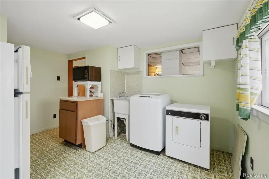 2811 Orange Grove Road Waterford Charter Township MI 48329