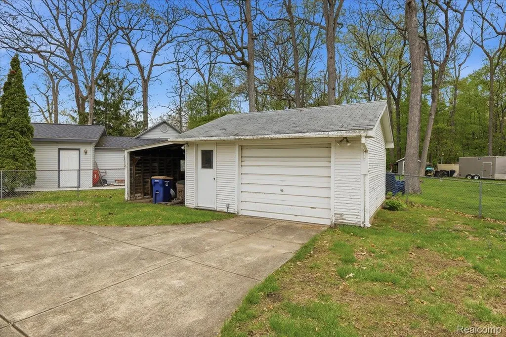 2811 Orange Grove Road Waterford Charter Township MI 48329