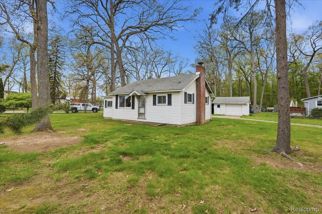 2811 Orange Grove Road Waterford Charter Township MI 48329