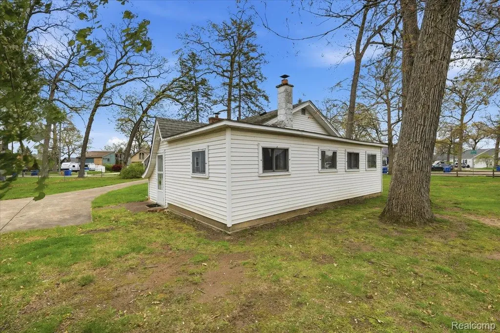 2811 Orange Grove Road Waterford Charter Township MI 48329
