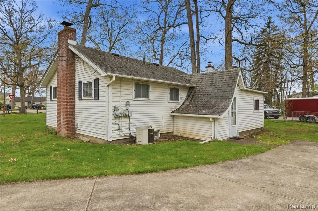 2811 Orange Grove Road Waterford Charter Township MI 48329