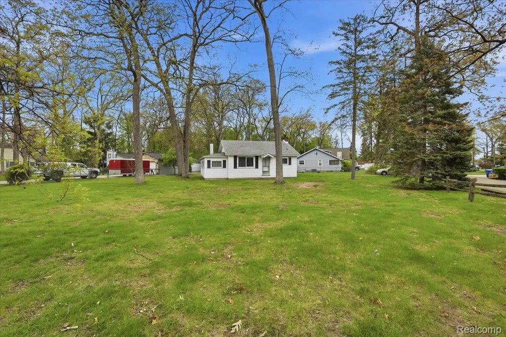 2811 Orange Grove Road Waterford Charter Township MI 48329