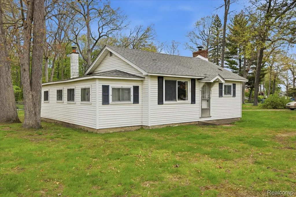 2811 Orange Grove Road Waterford Charter Township MI 48329