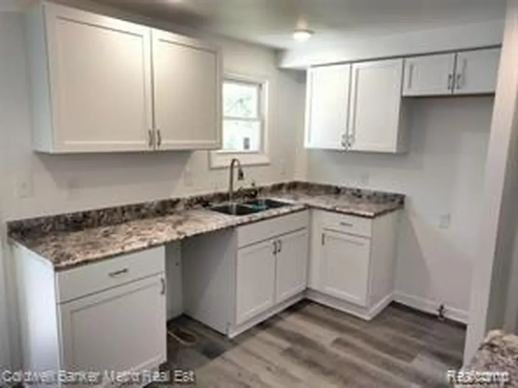 48 E Columbia Avenue Pontiac City MI 48340