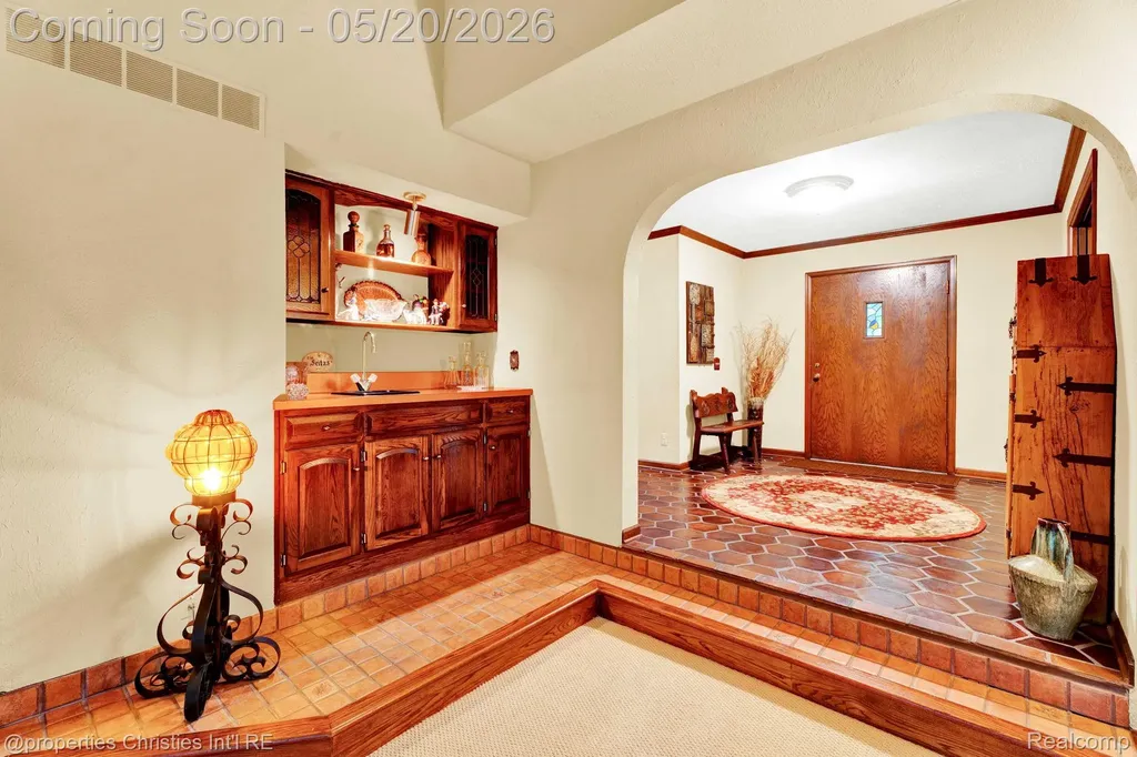 1100 Bretton Lane Bloomfield Charter Township MI 48304