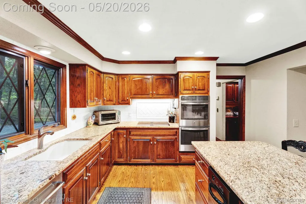 1100 Bretton Lane Bloomfield Charter Township MI 48304