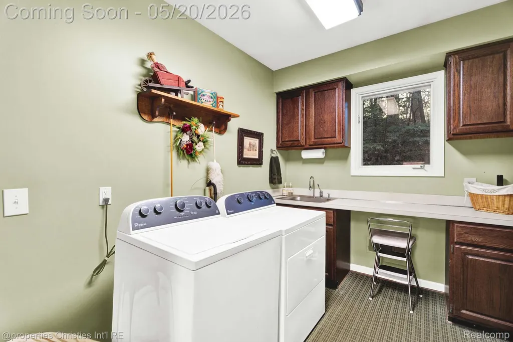 1100 Bretton Lane Bloomfield Charter Township MI 48304